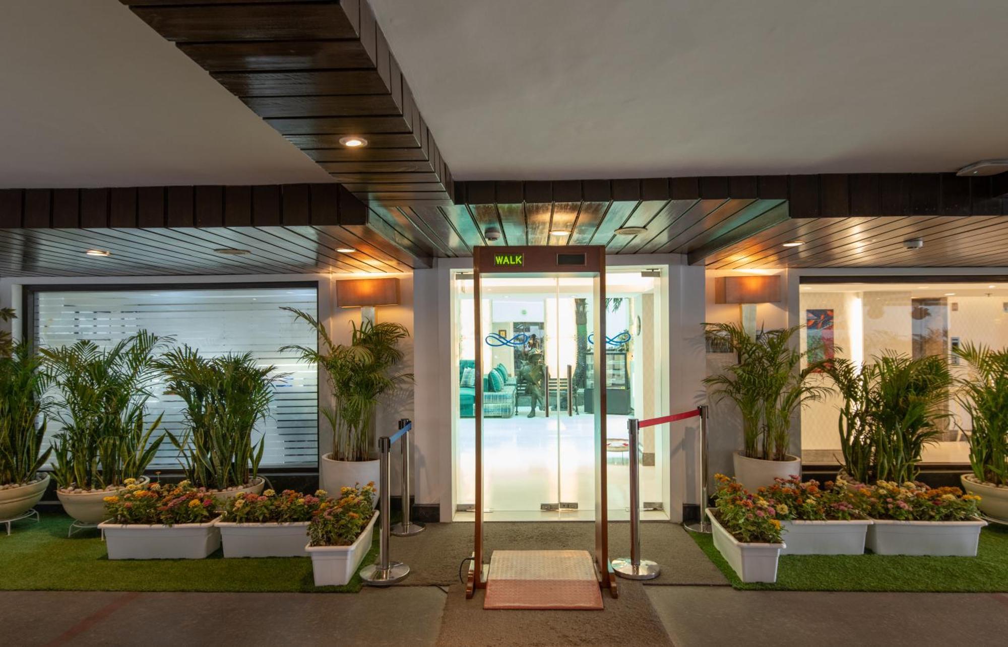 The Ashtan Sarovar Portico Hotel New Delhi Buitenkant foto